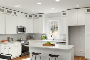 מטבח אלגנטי וחמים - מטבח כפרי שמנת מספק השילוב המושלם בין חמימות לאלגנטיות